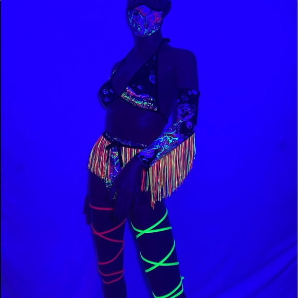 Eight piece UV black light reactive set - Picture 4 of 7